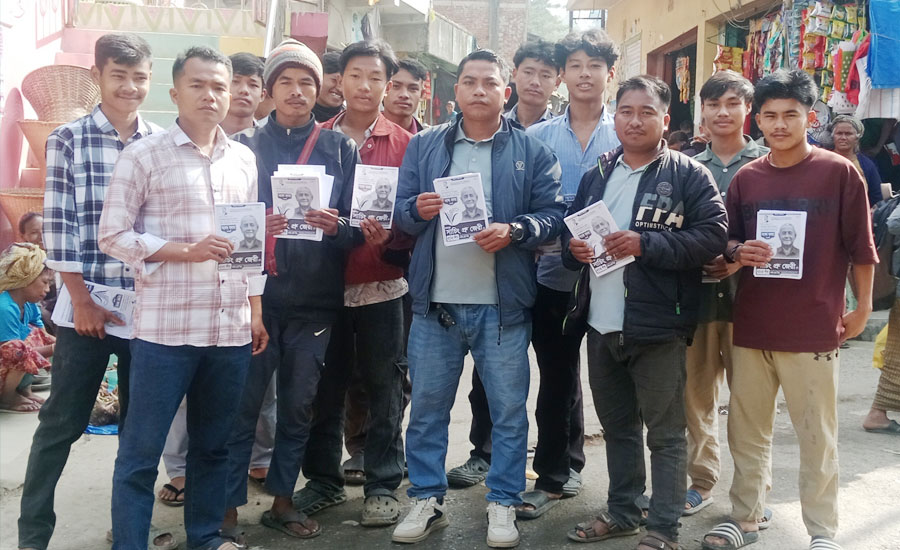 গণসংযোগ ও লিফলেট বিতরণে নির্বাচনী মাঠে তুঙ্গে প্রচারণা