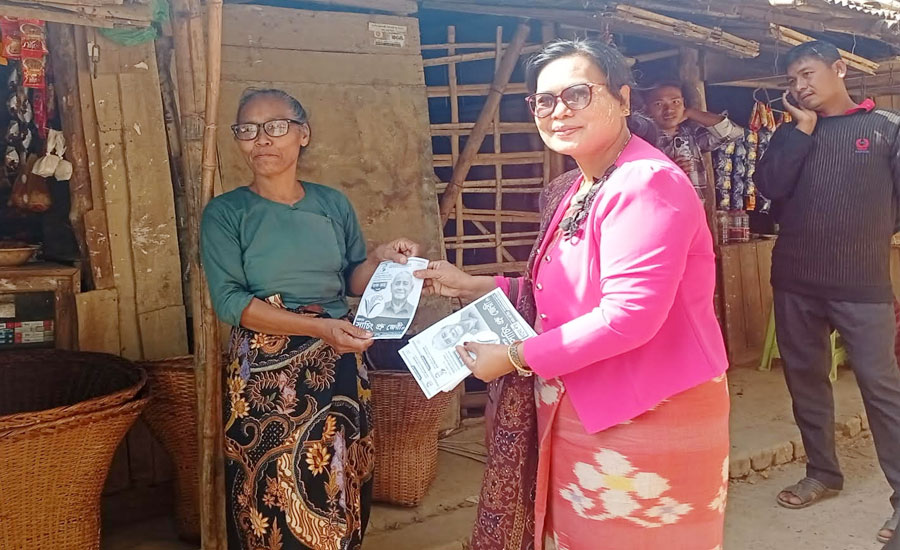 গণসংযোগ ও লিফলেট বিতরণে নির্বাচনী মাঠে তুঙ্গে প্রচারণা