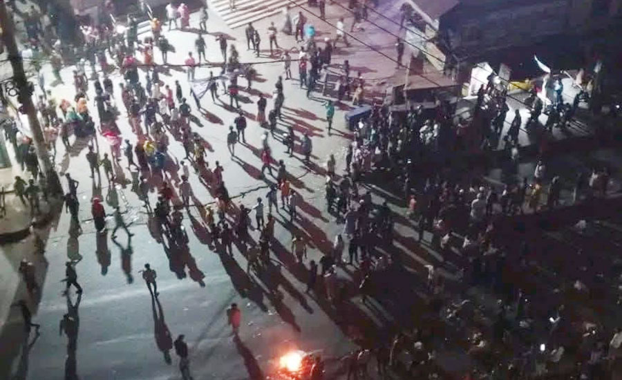 প্রাপ্য বকেয়া না পেয়ে ঢাকা–টাঙ্গাইল মহাসড়ক অবরোধ, পুলিশের সঙ্গে সংঘর্ষে আহত ১২ শ্রমিক