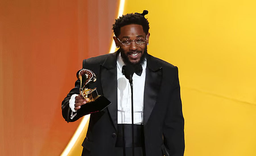 কার হাতে উঠল কোন পুরস্কার