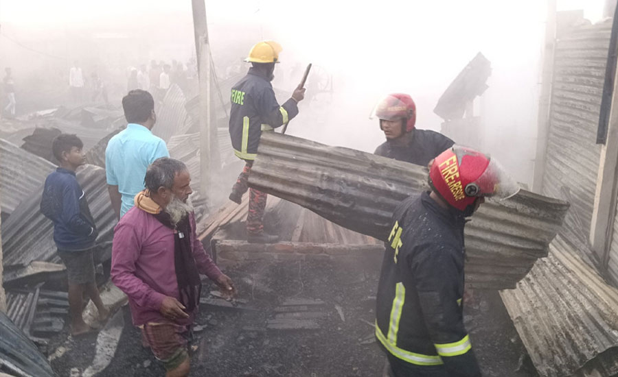 দাউদকান্দির গৌরীপুর বাজারে আগুন, ২৫ দোকান পুড়ে ছাই