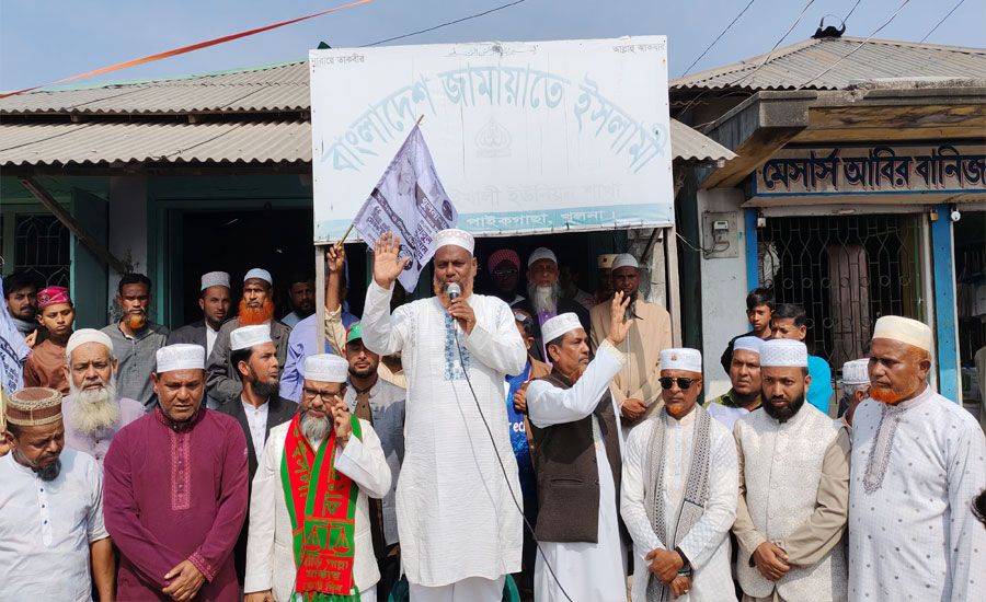 পাইকগাছায় পথসভায় এমপি প্রার্থী মাওঃ আজাদ: নির্বাচিত হলে সুশাসন ও ন্যায়বিচার প্রতিষ্ঠা করবো