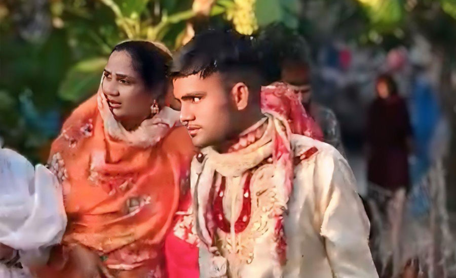 তালাক না দিয়েই অন্যত্র বিয়ে, স্ত্রীকে ফিরে পেতে দারে দারে ঘুরছেন স্বামী