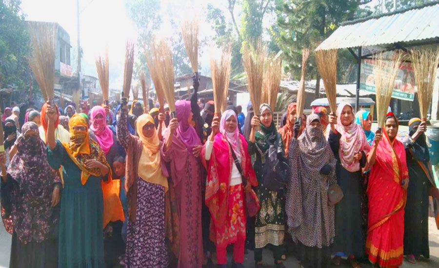 কর্মজীবী নারীদের নিয়ে কটুক্তির প্রতিবাদে উজিরপুরে মহিলা দলের ঝাড়ু মিছিল