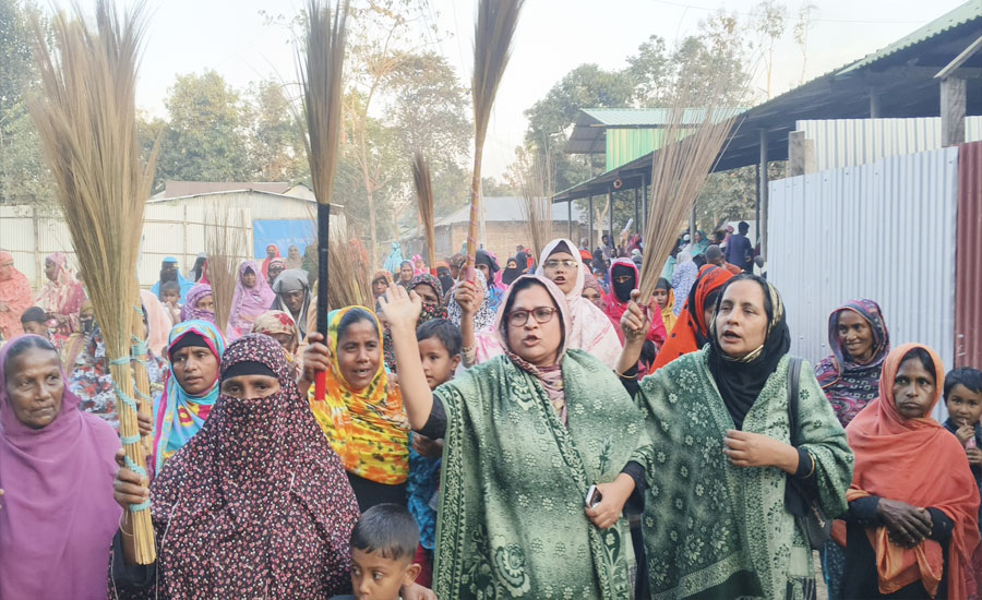 “নারী নয় পতিতা: শফিক তুই ক্ষমা চা” স্লোগানে সাধারণ নারীদের ঝাড়ু মিছিল