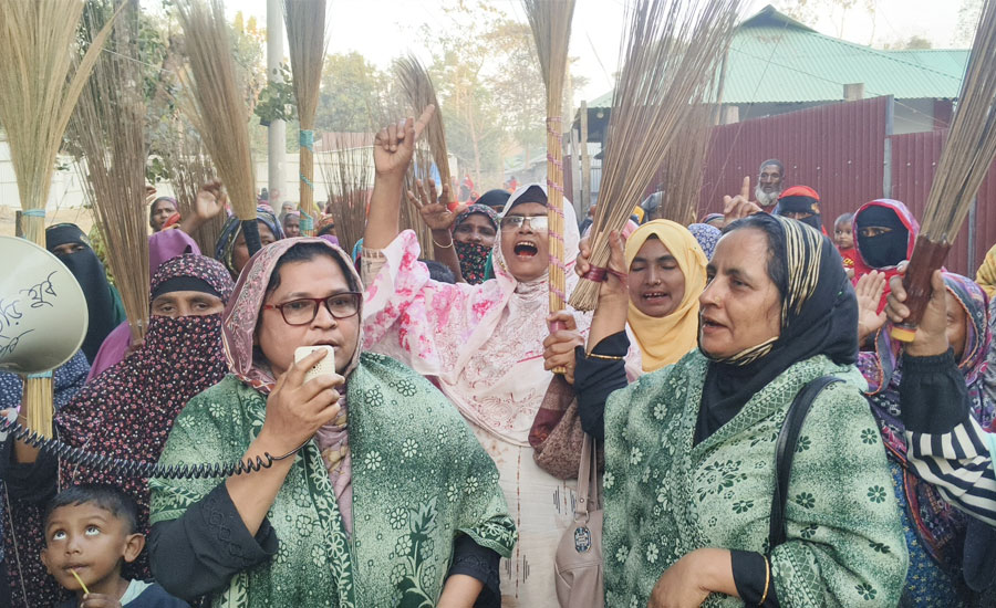 “নারী নয় পতিতা: শফিক তুই ক্ষমা চা” স্লোগানে সাধারণ নারীদের ঝাড়ু মিছিল