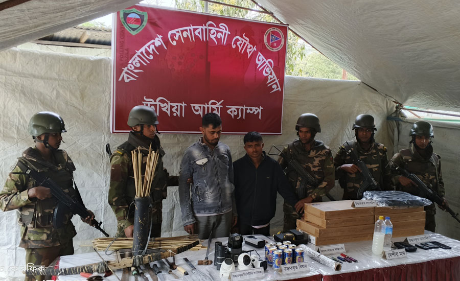 উখিয়ায় পৃথক অভিযানে আরসা কমান্ডারসহ ৩ জন আটক, উদ্ধার অস্ত্র ও মাদক