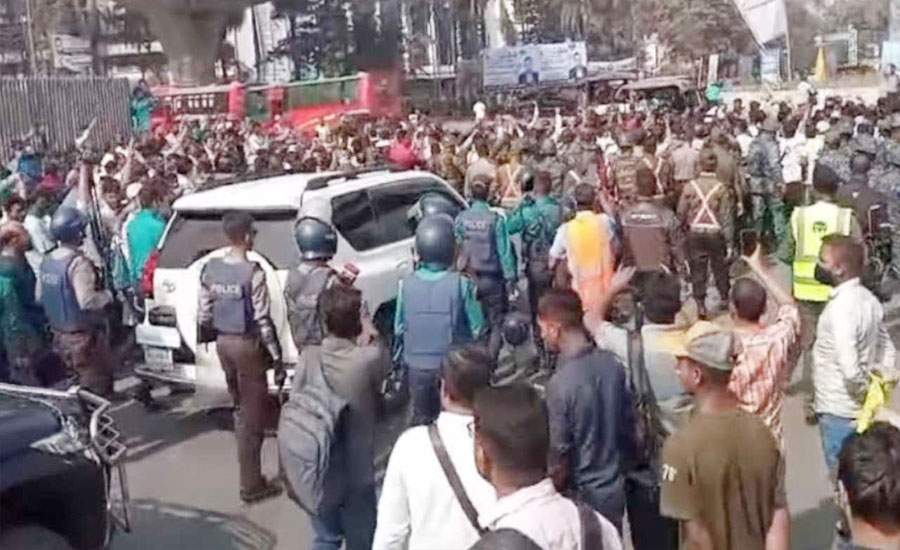 চট্টগ্রাম বন্দরে নৌপরিবহন উপদেষ্টার গাড়ি আটকে শ্রমিকদের বিক্ষোভ