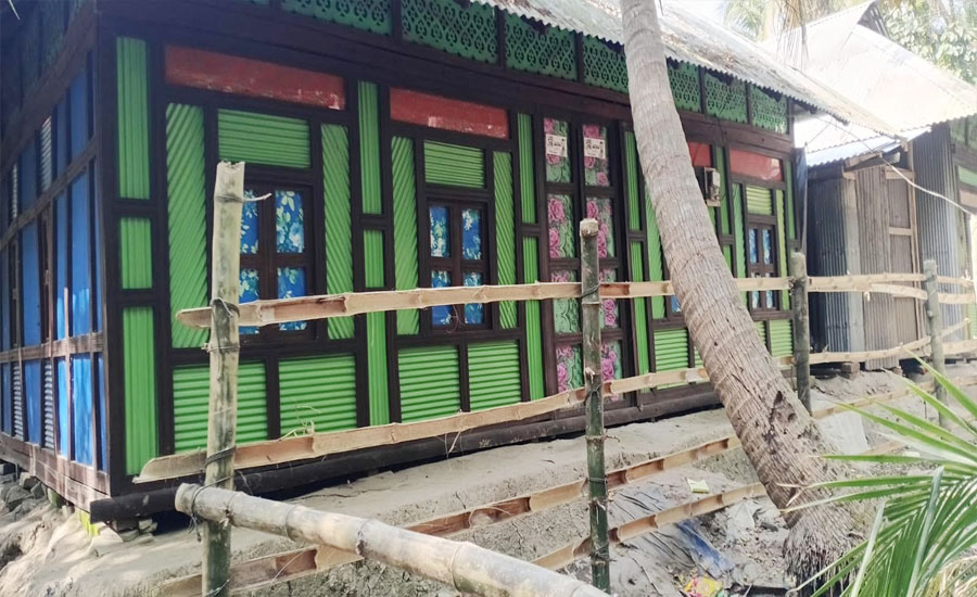 রামগঞ্জে হতদরিদ্রের বসতঘরের সামনে পুলিশ সদস্যের বেড়া: অবরুদ্ধ এক পরিবার