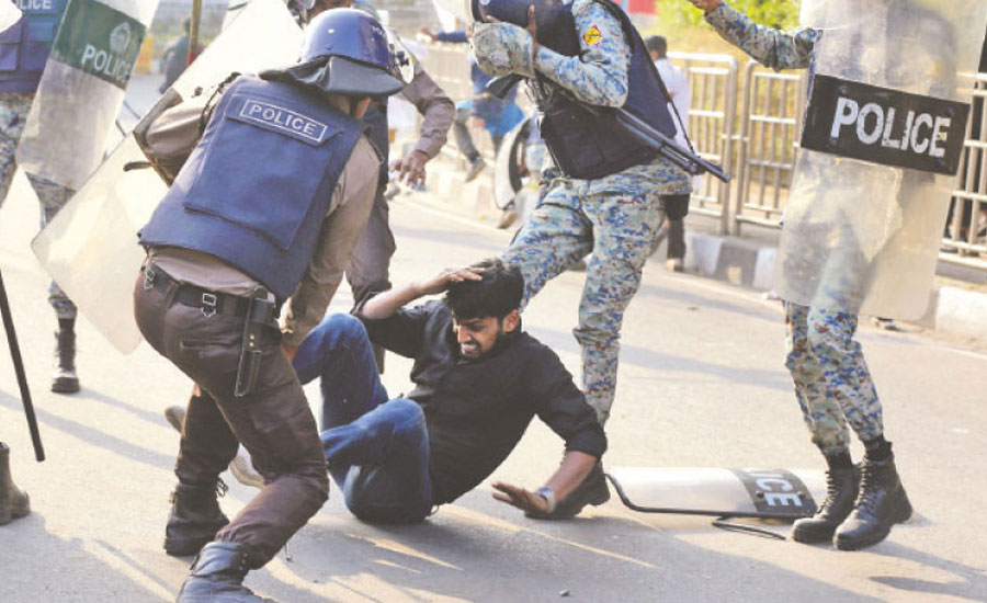 শাহবাগ রণক্ষেত্র, পুলিশের লাঠিপেটা