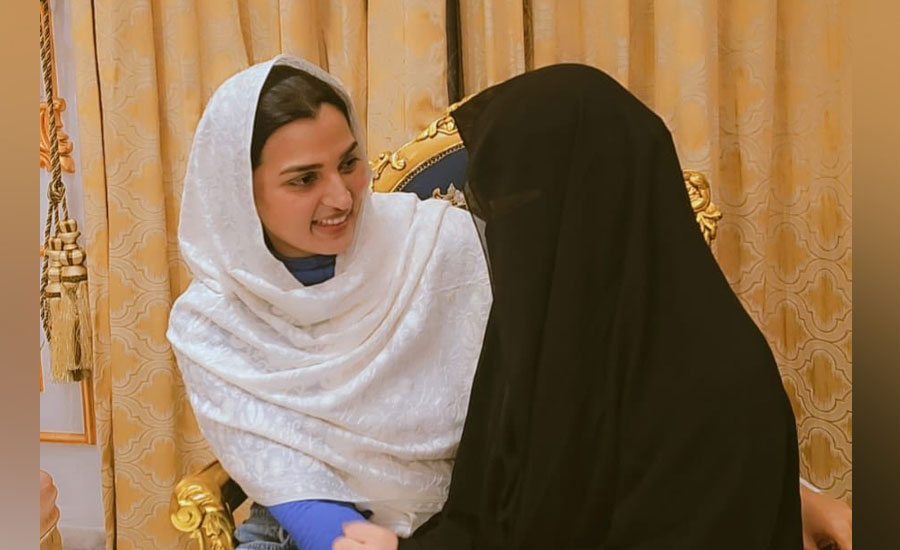 চিত্রনায়িকা বর্ষার সাথে কে এই অভিনেত্রী জানেন?