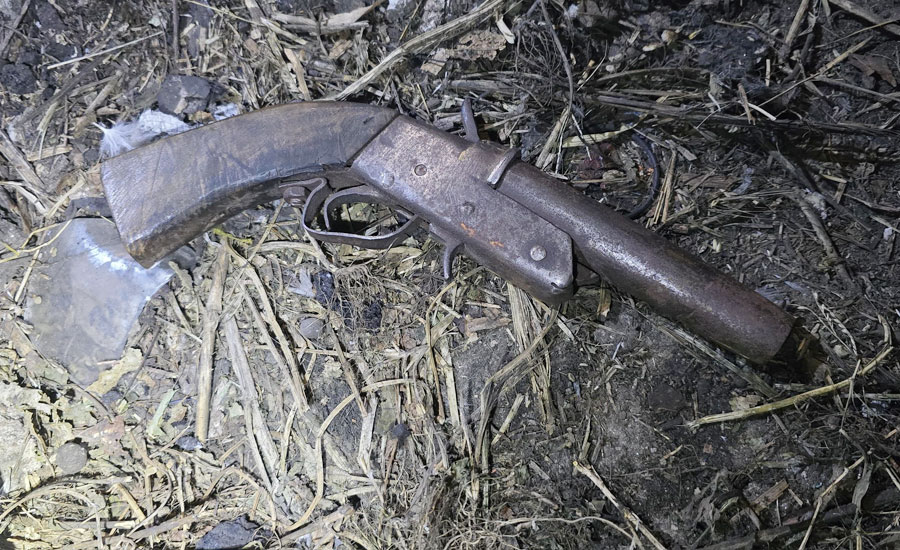 গাজীপুরে সেনাবাহিনীর অভিযানে পরিত্যক্ত বাড়ি থেকে দেশীয় বন্দুক উদ্ধার