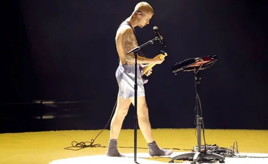 হাফপ্যান্ট আর মোজা পরেই গ্র্যামির মঞ্চে হাজির জাস্টিন বিবার