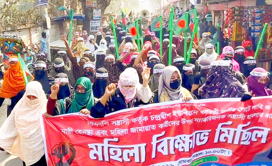 বাউফলে গর্ভবতী নারীসহ নারীদের হেনস্তার প্রতিবাদে নারীদের ইতিহাসগড়া বিক্ষোভ, ১১ দলীয় জোট প্রার্থীর কঠোর হুঁশিয়ারি