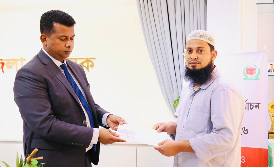 অগ্নিকাণ্ডে ক্ষতিগ্রস্ত গাড়িচালকের পাশে দাঁড়ালেন ডিসি জাহিদ 