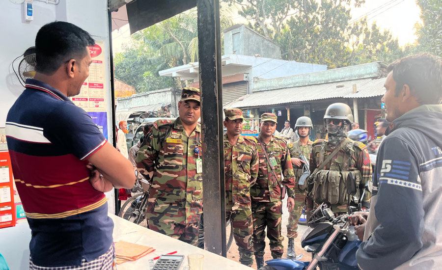 সাতক্ষীরায় ভোট গ্রহণের আগে সেনা টহলের উপস্থিতি এলাকার মানুষকে আশ্বস্ত করছে