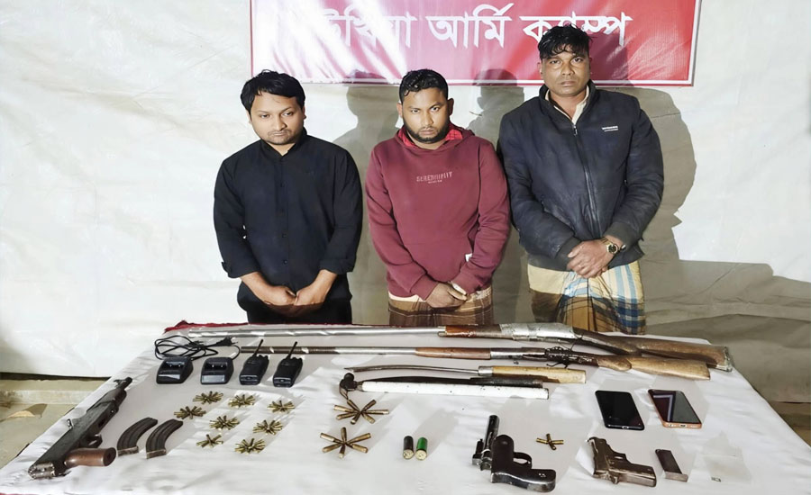 উখিয়ায় সেনাবাহিনীর যৌথ অভিযানে অস্ত্র ও গোলাবারুদসহ আটক-৩