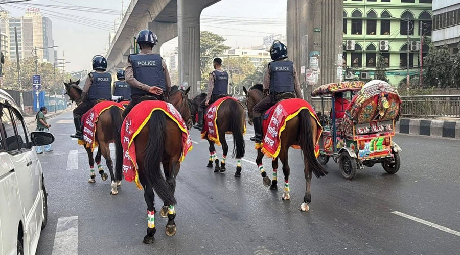 রাজধানীতে ঘোড়ায় চড়ে ভোটকেন্দ্রে টহল দিচ্ছে পুলিশ