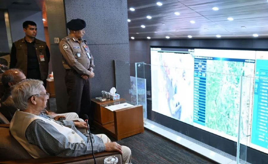 কন্ট্রোল রুম থেকে সারা দেশের ভোটের চিত্র পর্যবেক্ষণ প্রধান উপদেষ্টার