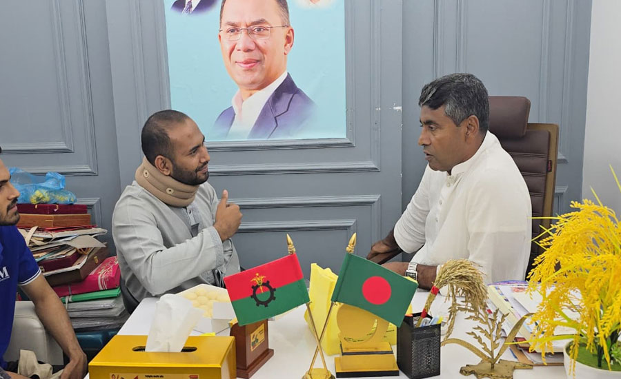 বিজয়ী এমপি জাহাঙ্গীরের সঙ্গে স্বতন্ত্র প্রার্থী রনির সৌজন্য সাক্ষাৎ
