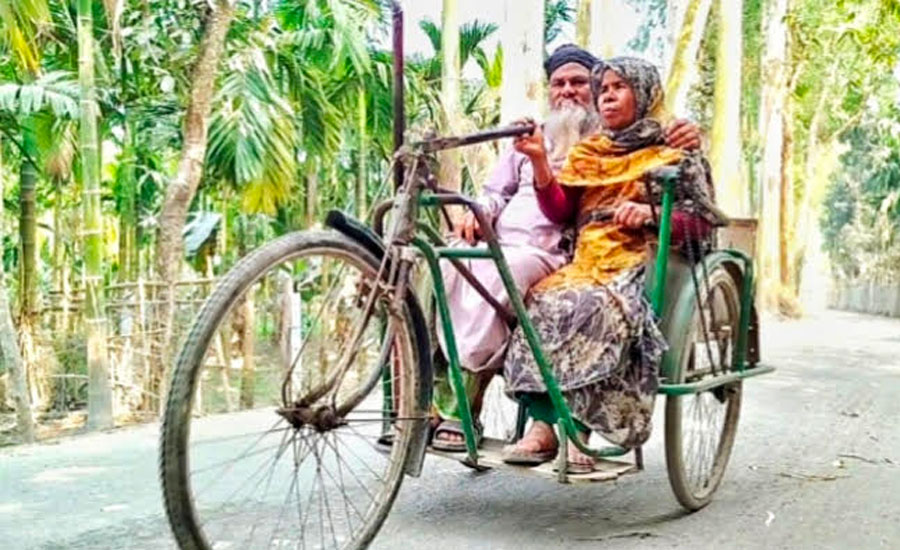 ফুলবাড়ীতে পঙ্গু স্বামীকে ঘিরে স্ত্রীর ৩২ বছরের নিরব সংগ্রাম