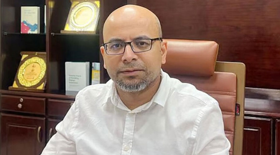 দেশ ছেড়ে গেলেন ফয়েজ তৈয়্যব