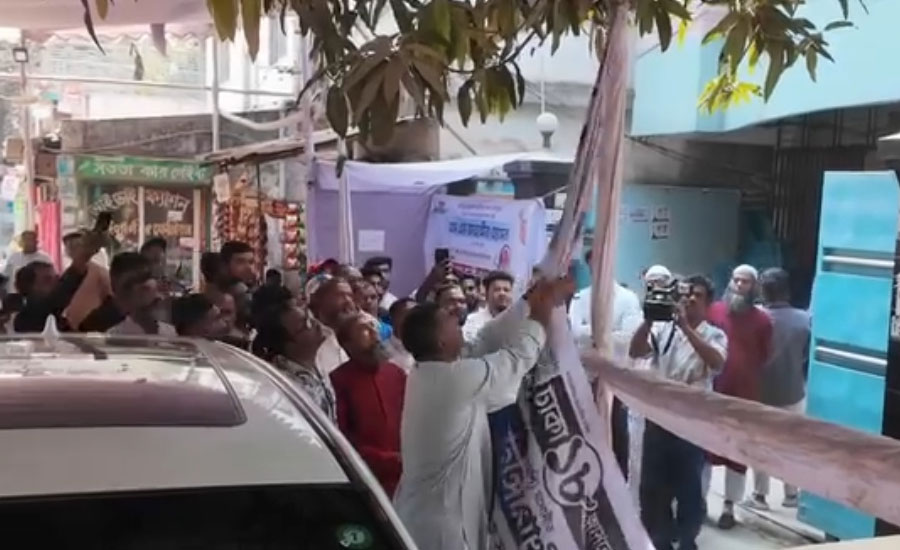 জনগণের স্বার্থে নিজ হাতে পোস্টার অপসারণে নেমেছেন নবনির্বাচিত এমপি জাহাঙ্গীর 