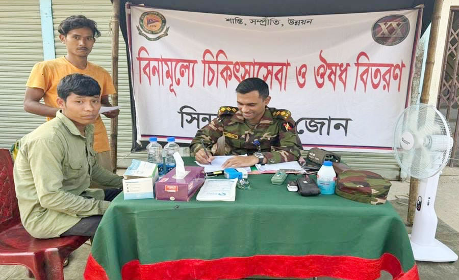 নাকাপায় সেনাবাহিনীর বিনামূল্যে চিকিৎসা ও ওষুধ বিতরণ