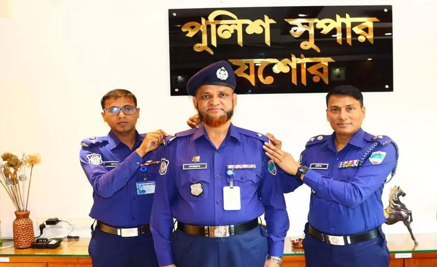 যশোরে দুই এসআইয়ের পদোন্নতি, র‌্যাংক ব্যাজ পরালেন এসপি সৈয়দ রফিকুল ইসলাম