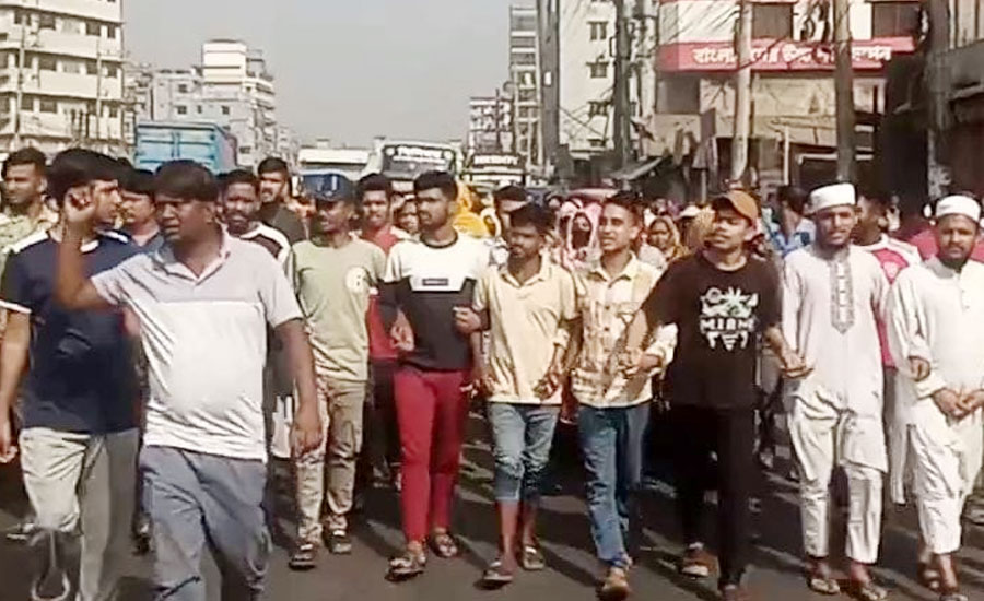 ঢাকা-ময়মনসিংহ মহাসড়কে বকেয়া বেতনের দাবিতে শ্রমিকদের বিক্ষোভ, যানজট