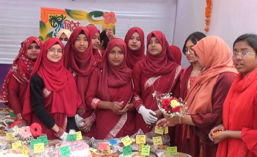 চাঁপাইনবাবগঞ্জে গ্রীণভিউ স্কুলে পিঠা উৎসব অনুষ্ঠিত