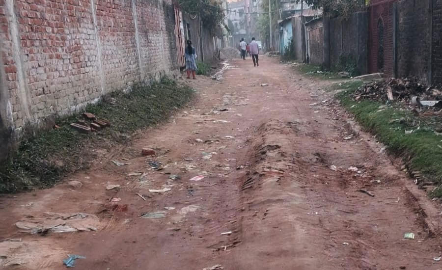 সংস্কারের অভাবে বেহাল পেকুয়ার ডিসি রোড এক কিলোমিটার সড়কে চরম দুর্ভোগে মানুষ