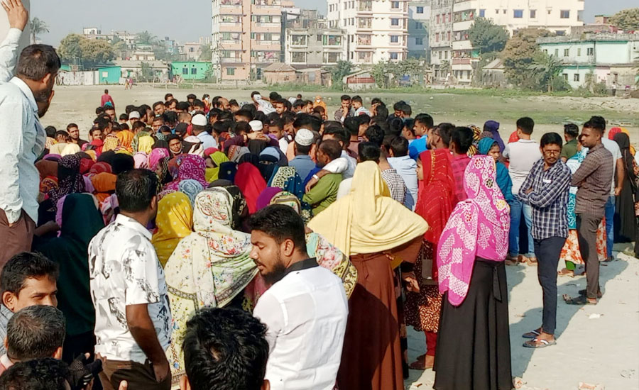 রোযার আগে রাবাব ফ্যাশনে লে-অফ ঘোষণা, কারখানা খোলার দাবিতে শ্রমিকদের অবস্থান