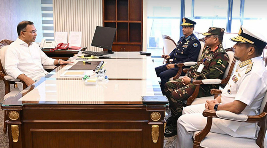 প্রধানমন্ত্রী তারেক রহমানের সঙ্গে তিন বাহিনী প্রধানের সাক্ষাৎ