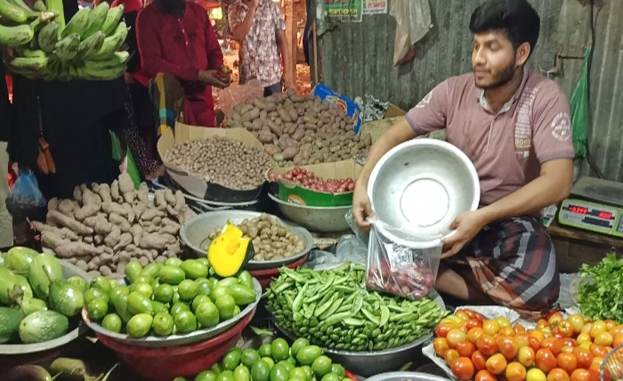 রমজানের আগমনে গাজীপুরে নিত্যপণ্যের বাজার ঊর্ধ্বমুখী, লেবুর হালি ১০০ টাকা