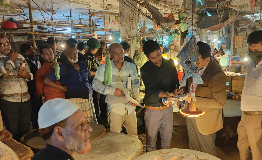 সোনারগাঁয়ে রমজানে অতিরিক্ত মূল্যে পন্য বিক্রির অভিযোগে ব্যবসায়ীদের জরিমানা