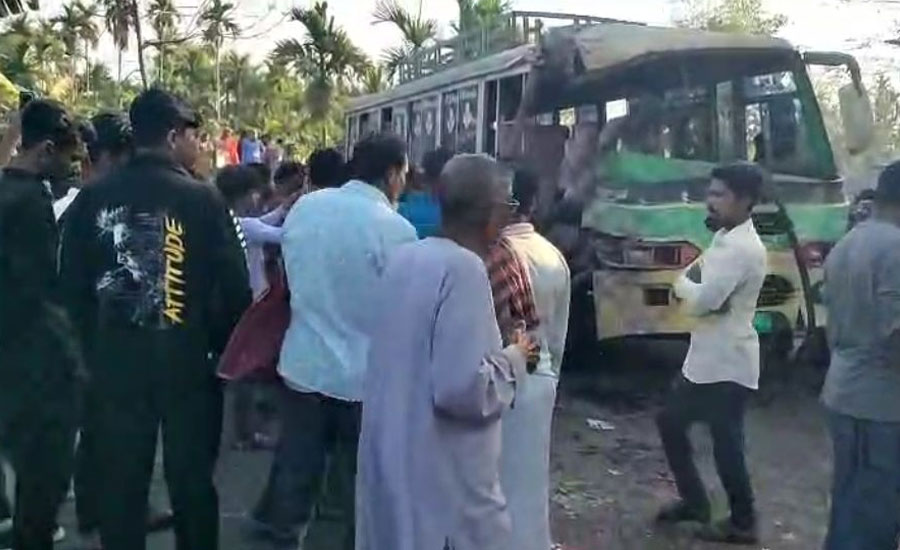 লোকাল বাস ও ঢাকা থেকে ছেড়ে আসা দোলা পরিবহনের মুখোমুখি সংঘর্ষে অন্তত চারজন আহত হয়েছেন