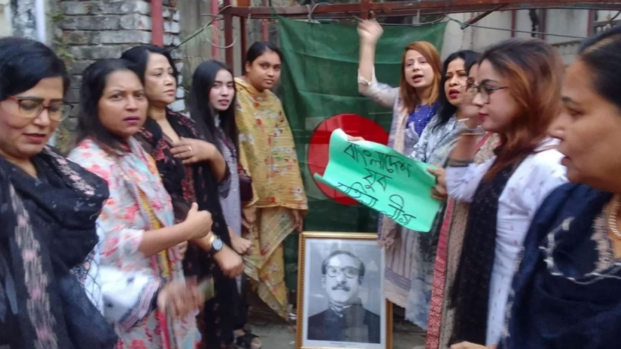 এবার আওয়ামী লীগের ধানমন্ডি অফিসের ফটকে বঙ্গবন্ধুর ছবি রেখে স্লোগান
