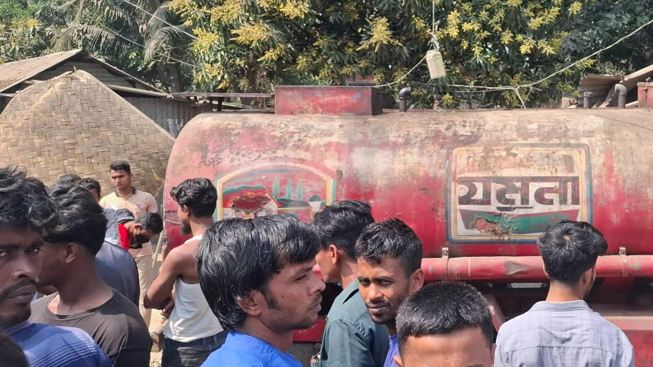 নোয়াখালীতে তেলবাহী লরি চাপায় ব্যবসায়ীর মৃত্যু, আহত-২