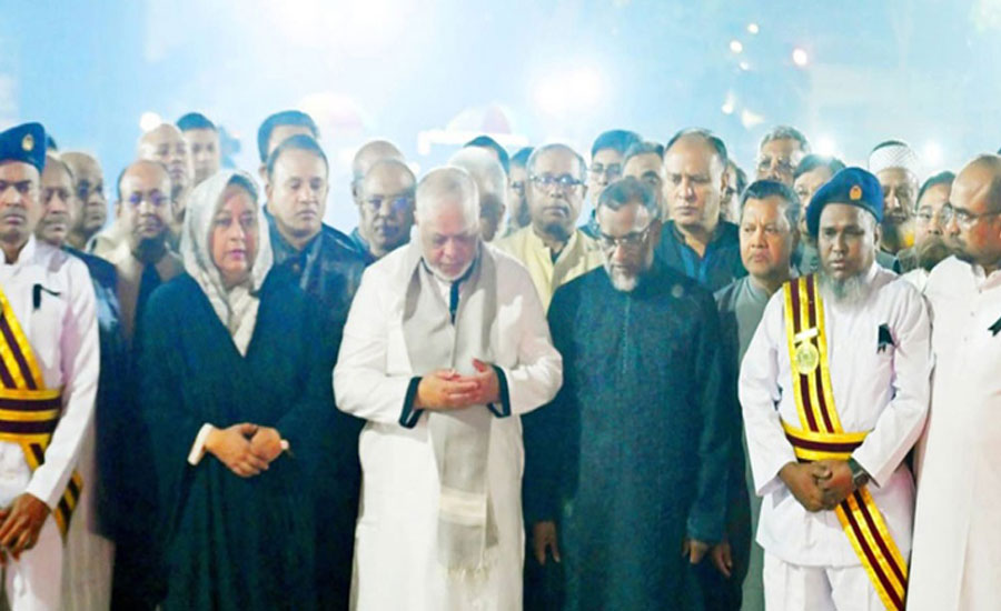 ভাষাশহীদদের প্রতি প্রধান বিচারপতির শ্রদ্ধা