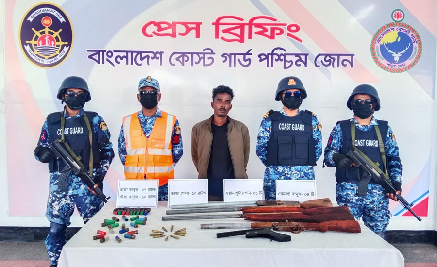 সুন্দরবন থেকে অস্ত্র-গুলিসহ করিম শরীফ বাহিনীর সহযোগী আটক