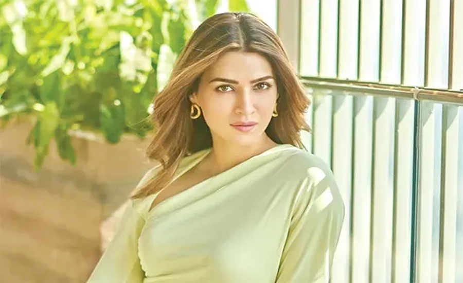 প্রেমিকের সঙ্গে লন্ডন সফরে কৃতি