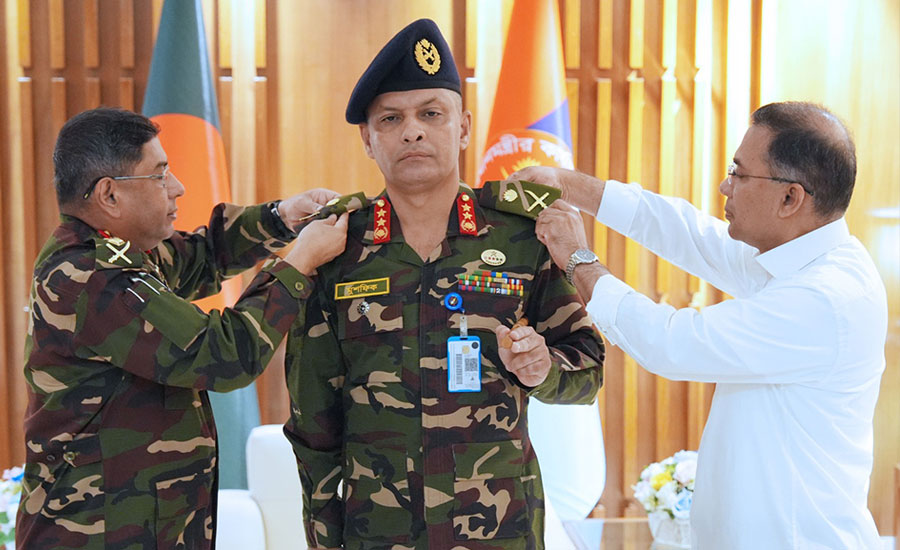পদোন্নতিপ্রাপ্ত ২ সেনা কর্মকর্তাকে র‌্যাঙ্ক ব্যাজ পরালেন প্রধানমন্ত্রী