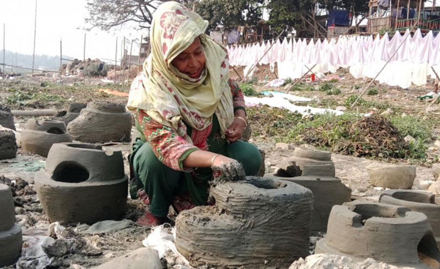 গ্যাসহীন শহরে মাটির চুলা: সংকটের ভেতরে জন্ম নেওয়া নতুন পেশা