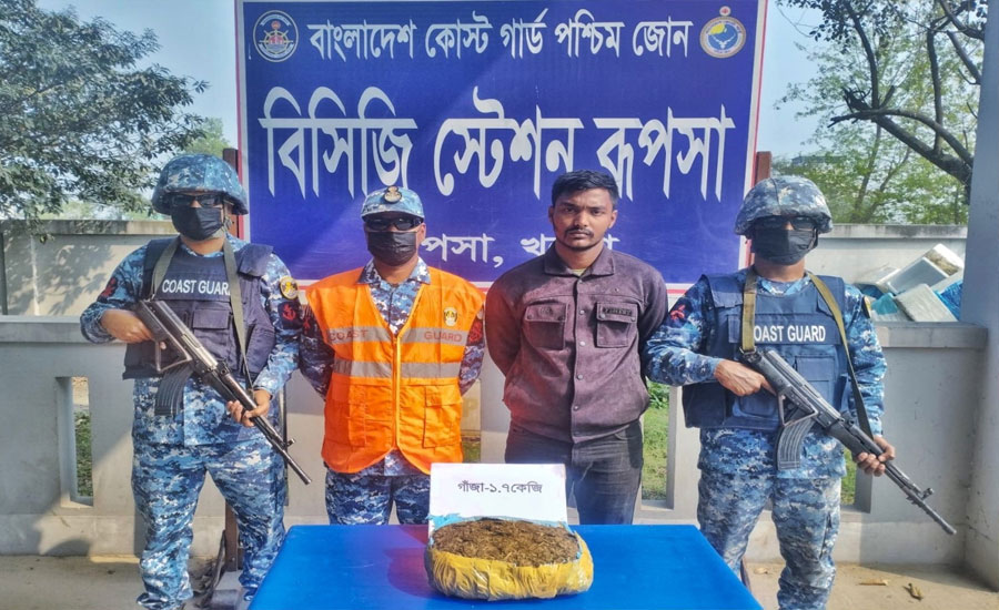 কোস্টগার্ডের অভিযানে গাঁজাসহ মাদককারবারি আটক
