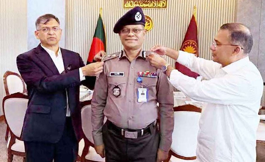 নবনিযুক্ত আইজিপিকে র‍্যাঙ্ক ব্যাজ পরালেন প্রধানমন্ত্রী