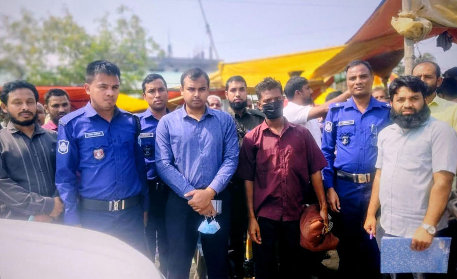 নির্দয় কসাইয়ের হাতে গর্ভবতী পশু: ক্রেতা হয়ে হাজির তারাগঞ্জের ইউএনও মোনাব্বর হোসেন