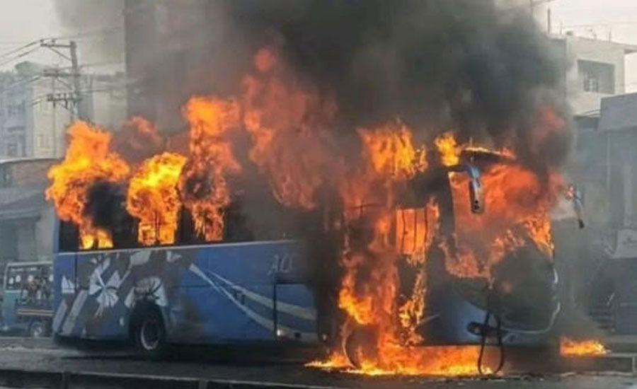 গাজীপুরে মোটরসাইকেলকে চাপা দেয়ায় বাসে আগুন, আহত ১