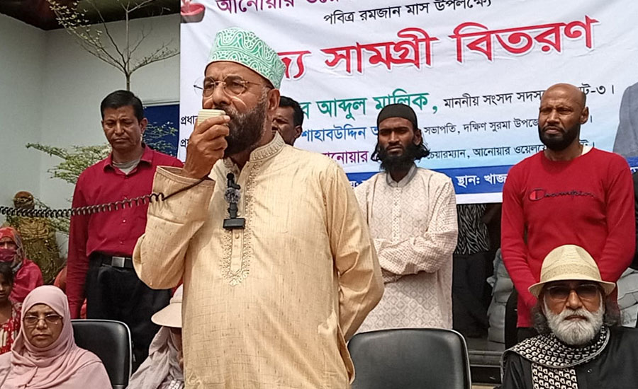 গরীব ও অসহায় মানুষদের মাঝে এম এ মালিকের খাদ্য-সামগ্রী বিতরণ 