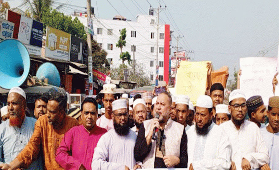 মনোহরগঞ্জের খিলা বাজারে ফুটওভার ব্রিজের দাবিতে মানববন্ধন